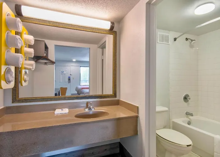 6-lafayette, La Hotel