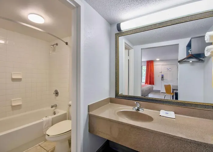 6-lafayette, La Hotel