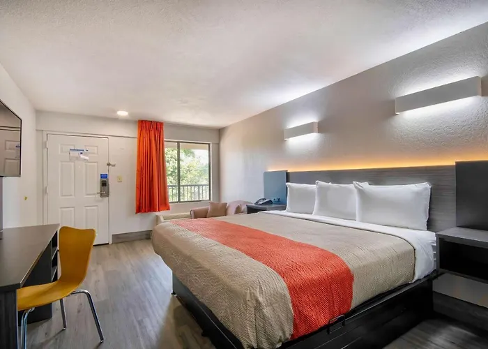 6-lafayette, La Hotel